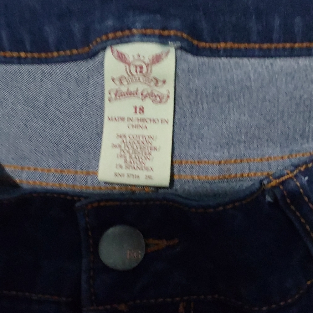 Shorts - Picture 2 of 4